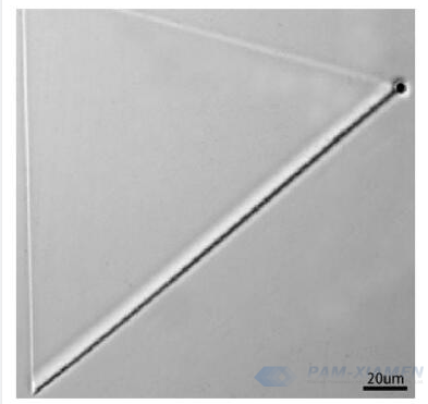 Fig. 3 Morfologia superficial de defeitos triangulares lisos na superfície